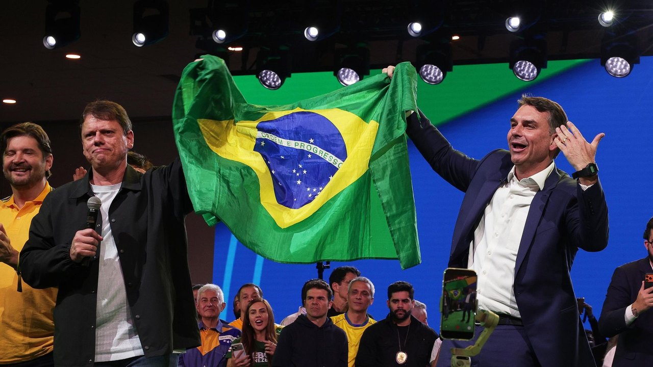 Flávio Bolsonaro acabaria com reeleição presidencial em troca do apoio de Tarcísio de Freitas