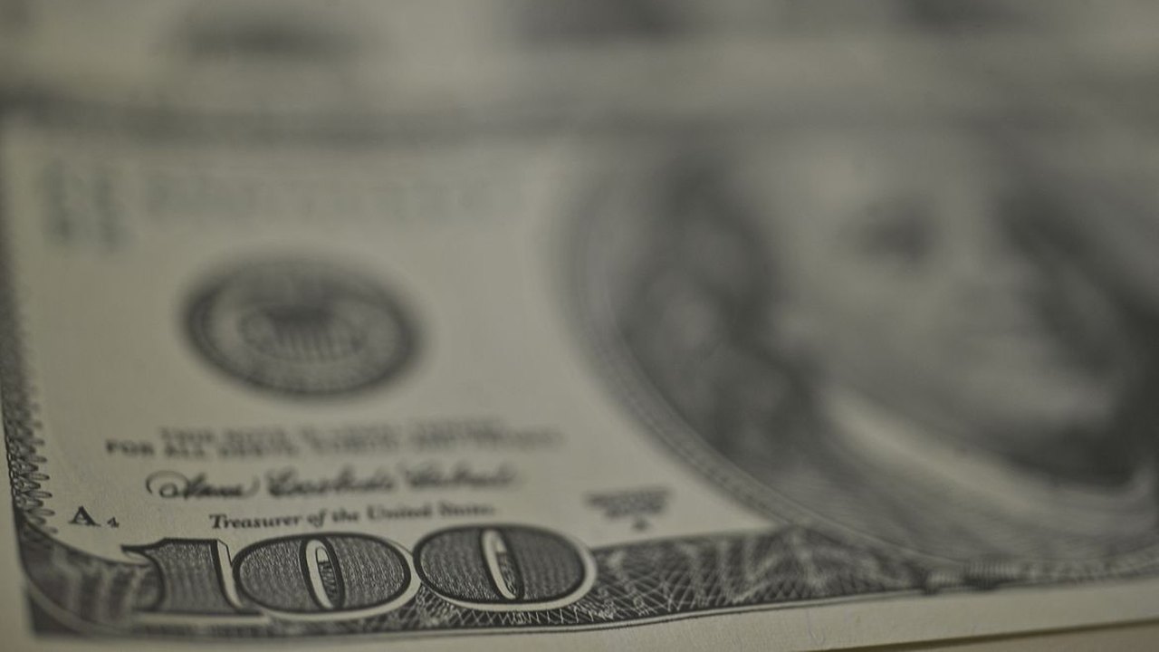 Dólar recua e bolsa cai enquanto petróleo dispara com tensão no Oriente Médio