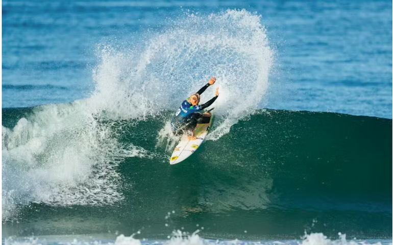 Tati Weston-Webb vence havaiana no surfe e está na semi da etapa de Peniche; Luana é eliminada