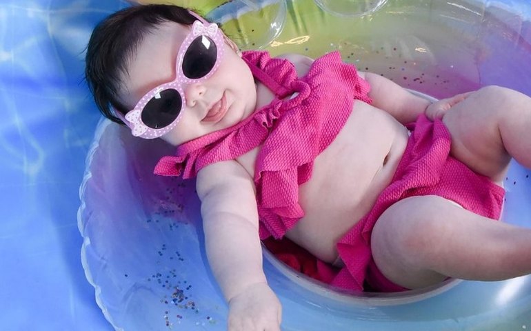 Viih Tube mostra filha na piscina e encanta seguidores