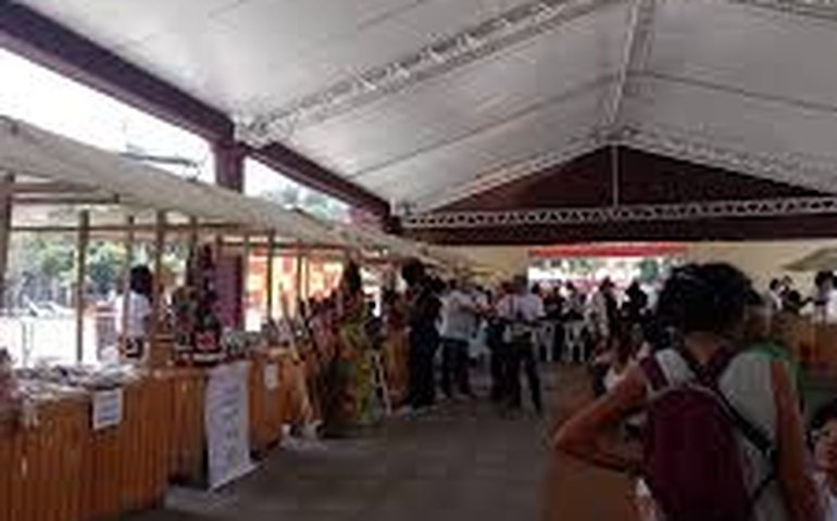 Feira Aquilombar destaca cultura quilombola nos Arcos da Lapa