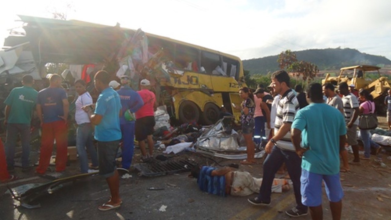 Acidente com ônibus na Bahia deixa mortos e feridos