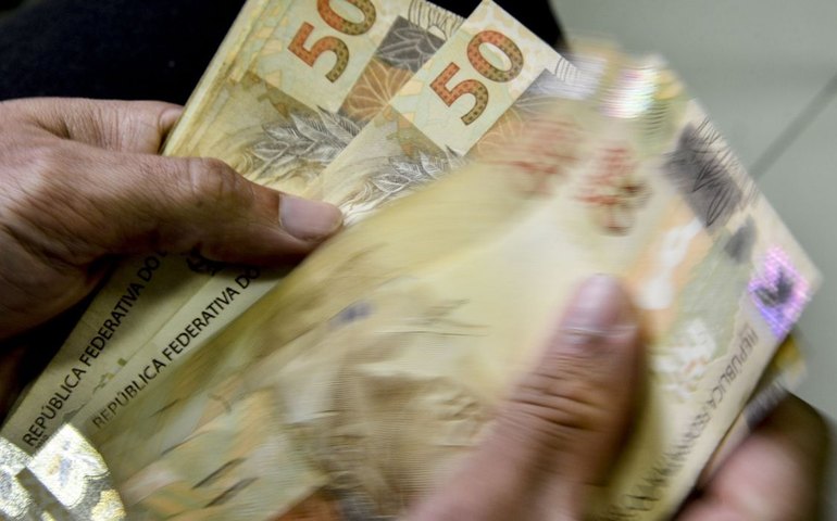 Quem é a 'Japa do Crime', presa com R$ 1 milhão: vida de luxo com marido, chefe de facção, teve férias no Rio de helicóptero e barco