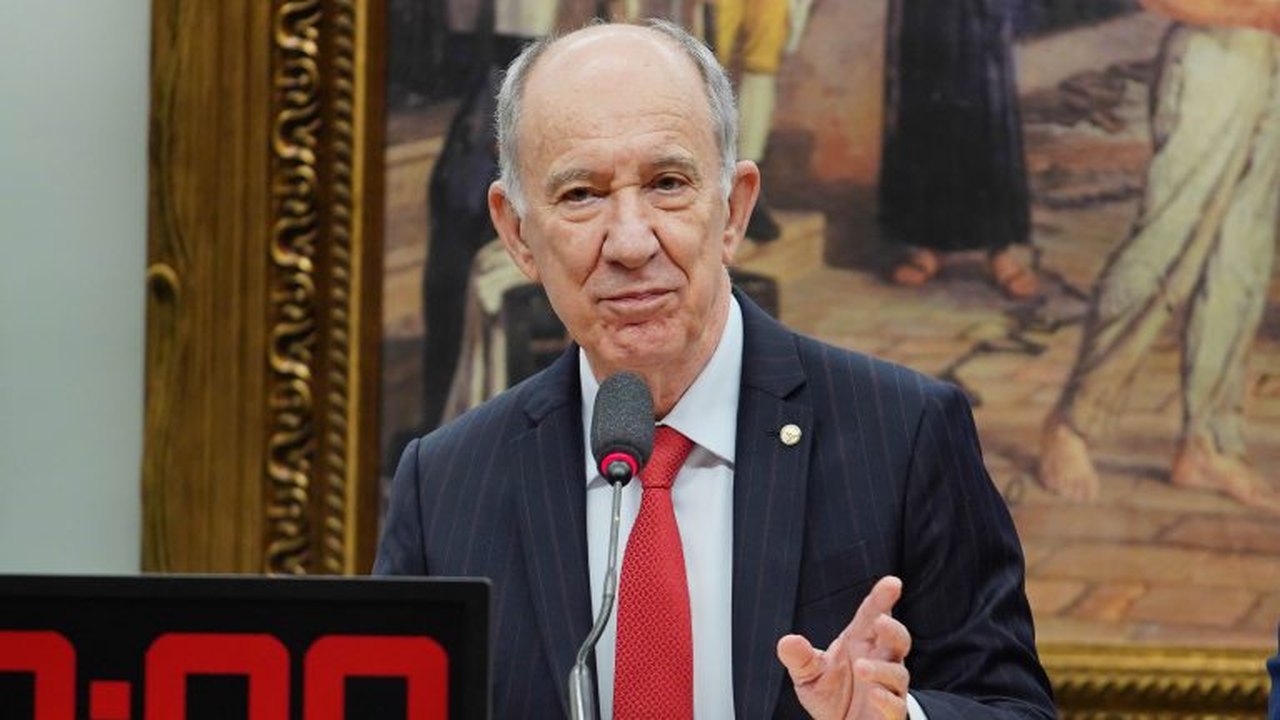 Rui Falcão (PT) aciona PGR para investigar R$ 4 milhões pagos a escritório de Flávio Bolsonaro
