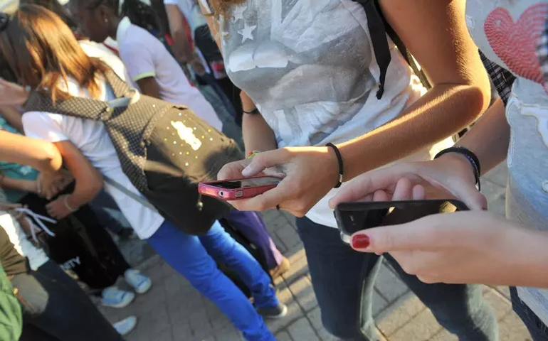 Itália quer barrar uso de celulares no ensino médio em 2026