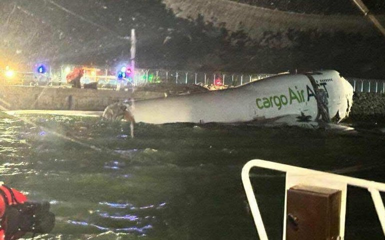Mídia: Avião de carga desliza na pista e cai no mar em Hong Kong