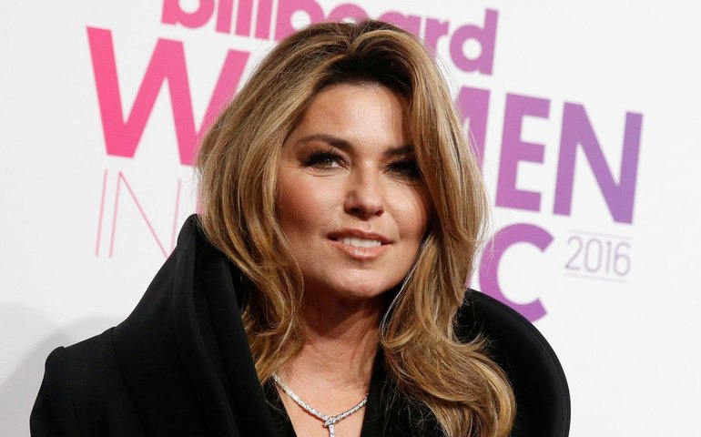 Shania Twain revela que achatava seios para evitar abuso sexual de padrasto