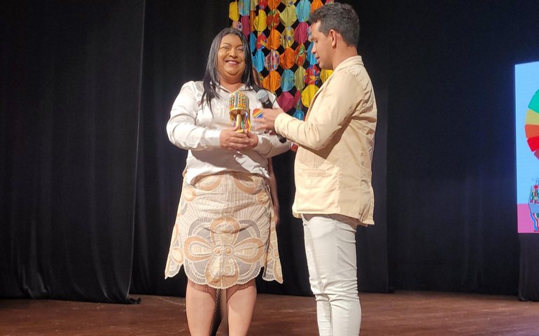Secretária da Mulher recebe Prêmio Guerreiros da Diversidade