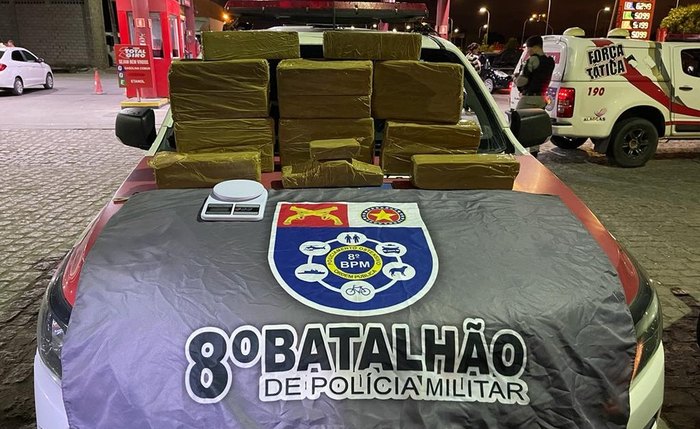 Polícia apreendeu 24 kg de maconha e uma balança de precisão no Santos Dumont Polícia apreendeu 24 kg de maconha e uma balança de precisão no Santos Dumont