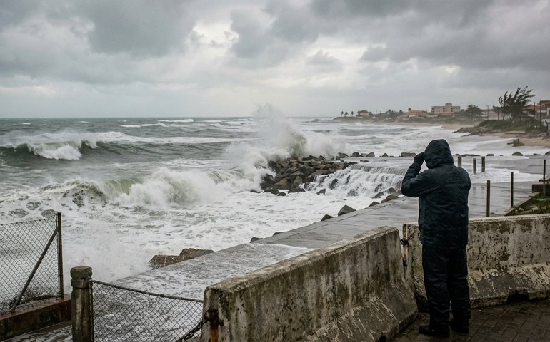 Frente fria provoca ressaca e ondas de até três metros no litoral