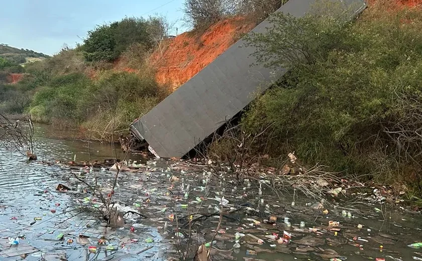 Carreta tomba e cai em açude na Serra das Pias da rodovia AL-115