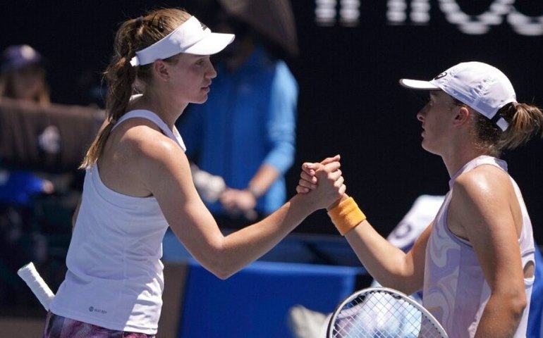 Swiatek é eliminada por Rybakina no Aberto da Austrália; Tsitsipas bate Sinner