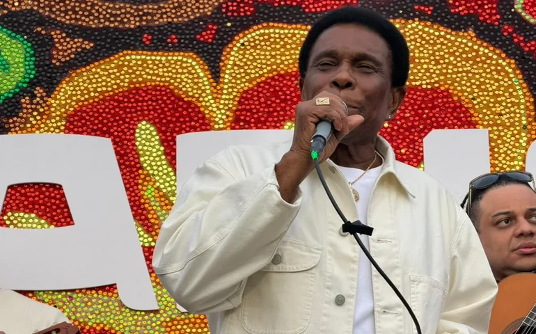 Neguinho da Beija-Flor leva samba brasileiro ao MIPIM em apresentação para público internacional em Cannes