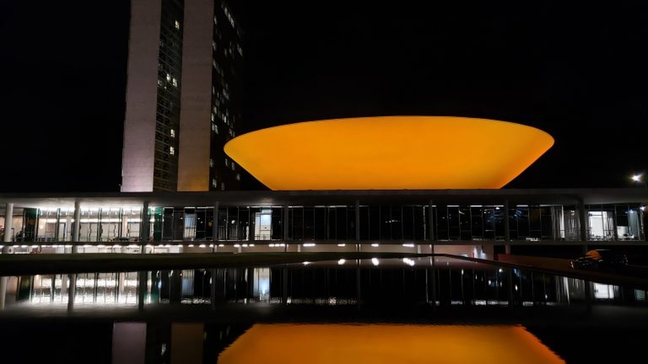 Câmara tem iluminação laranja em campanha de combate à exploração sexual de crianças e adolescentes
