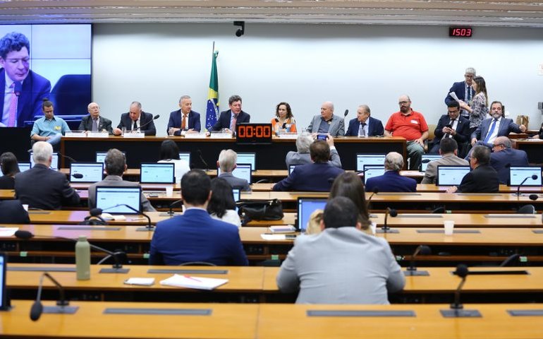 Crise esvazia cerimônia de sanção da isenção do IR para quem ganha até R$ 5 mil