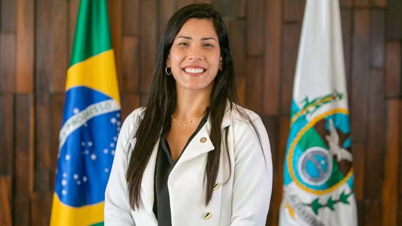 Justiça proíbe deputada de incentivar demissão de opositores