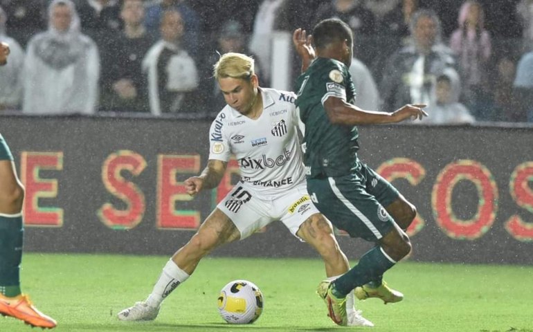 Santos falha, leva 2 gols de artilheiro e perde para o Goiás na Vila Belmiro