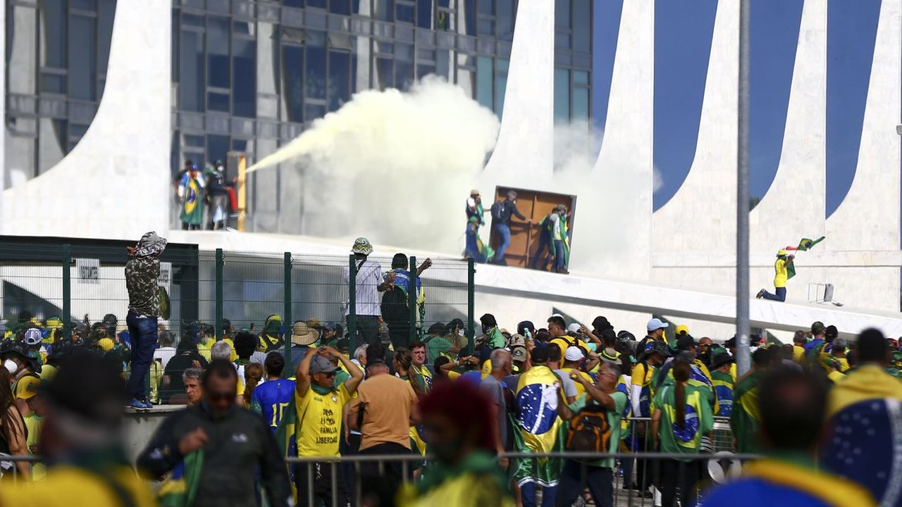 Imagens mostram ex-GSI atônito diante de invasão