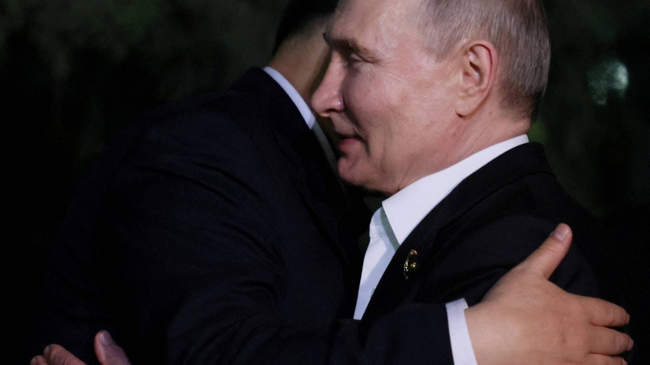 Vídeo: Líder da China abraça Putin, uma rara expressão de afeto que dá recado aos EUA; entenda