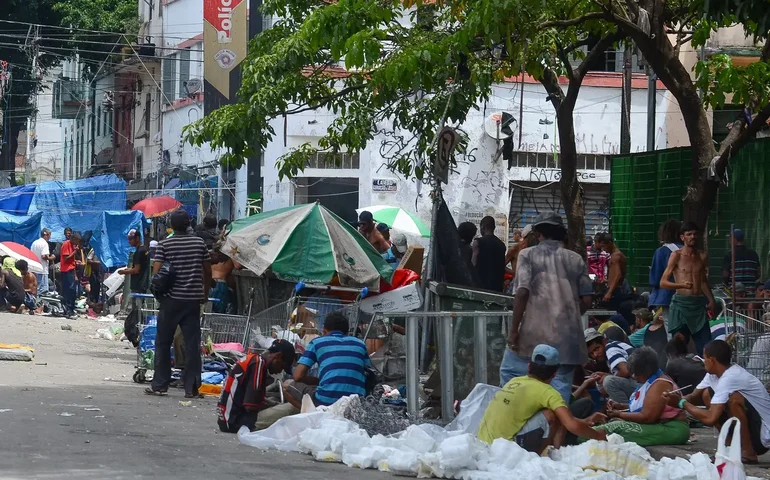 Usuários da Cracolândia se espalham em pequenos grupos pelo centro de SP