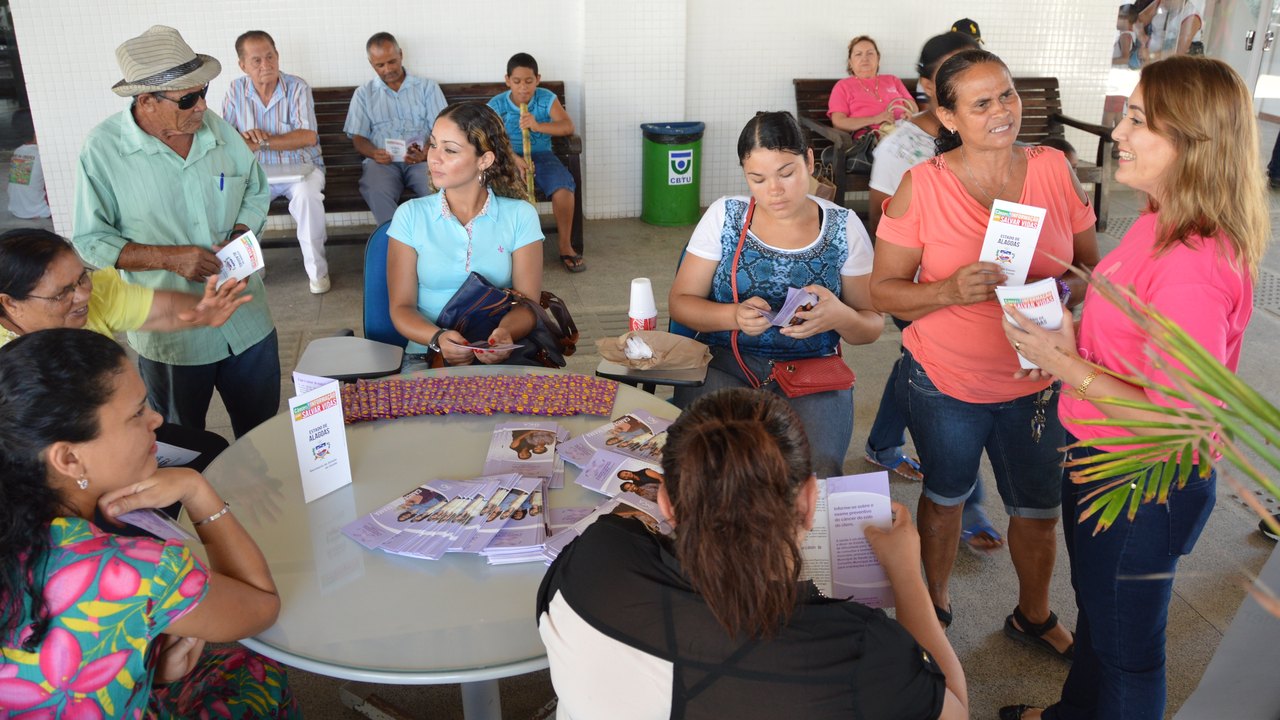 Panfletagem na Estação orienta sobre prevenção do câncer de mama