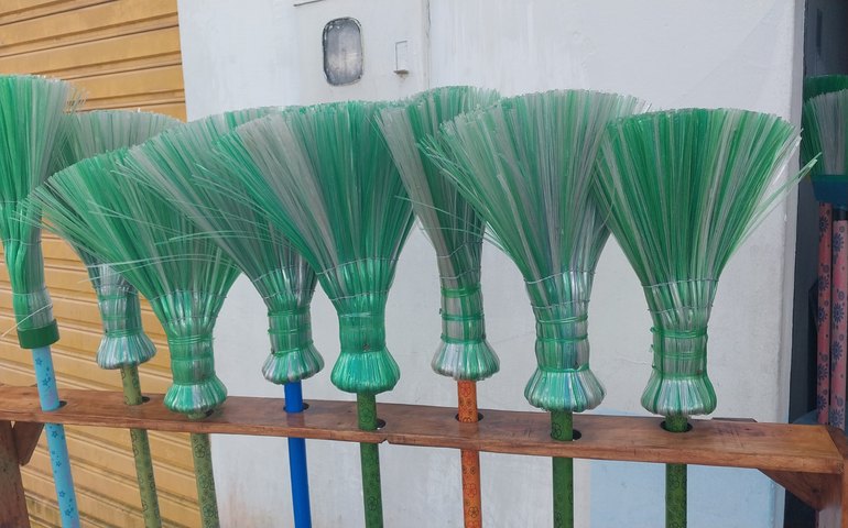 Oficina de vassouras com garrafas pet reduz descarte irregular e gera renda em Penedo