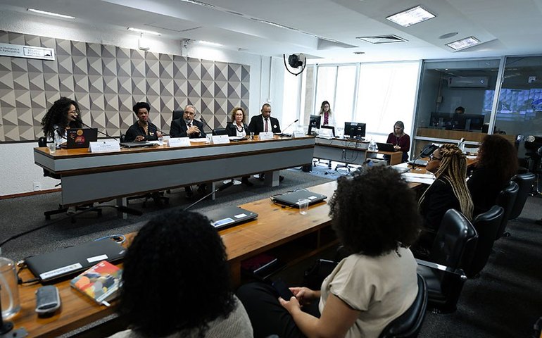 Ensino de história negra não é cumprido, dizem debatedores