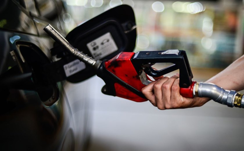 AGU pede investigação de distribuidores e revendedores de combustíveis