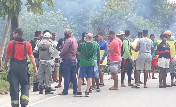 Moradores realizaram protesto em rodovia