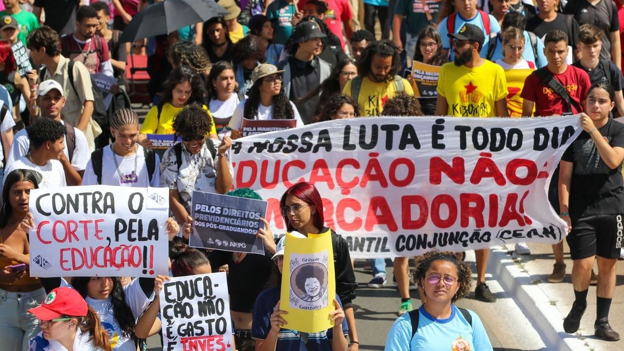 No Dia do Estudante, protestos pedem revogação do Novo Ensino Médio