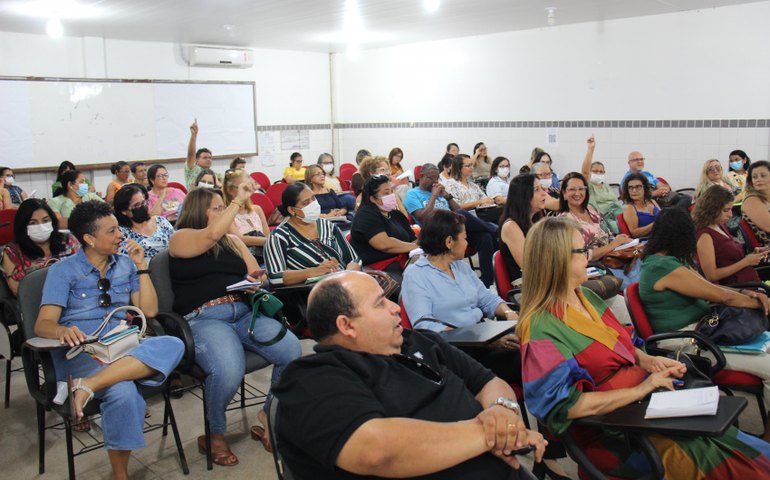Secretário de Educação se reúne com diretores de 50 escolas para debater demandas pedagógicas