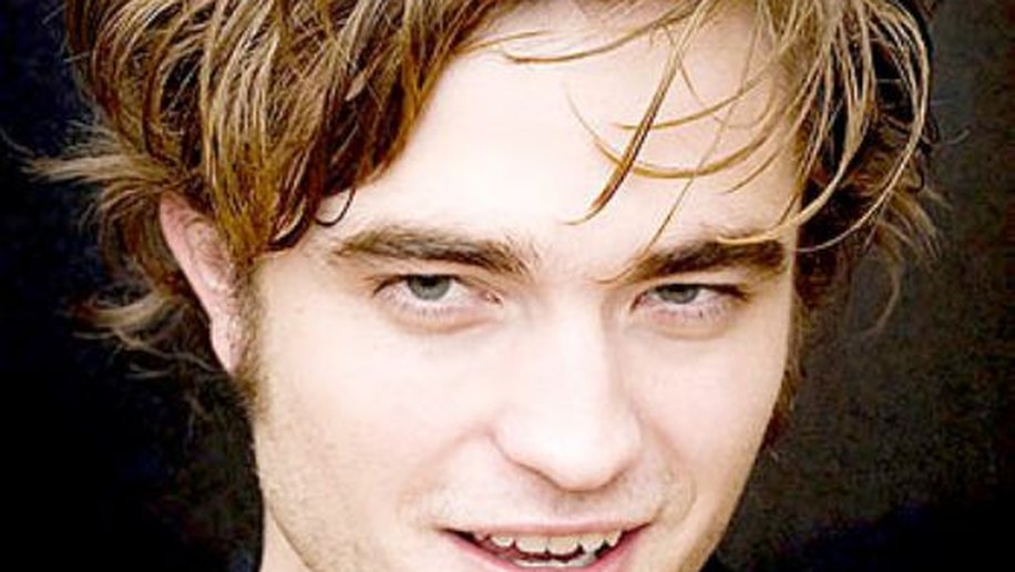 Pattinson diz que 'destruiu a cama' ao gravar cena de sexo