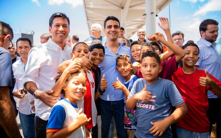 JHC inaugura terminal do Rosane Collor e anuncia reforma de abrigos em Maceió