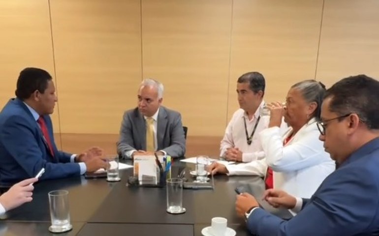 Após afastar PT da gestão, Júlia e Júlio buscam “passar o pires” em Brasília