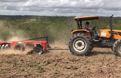 Apoio ao produtor: agricultura de Branquinha realiza serviços de preparação de solo para plantio