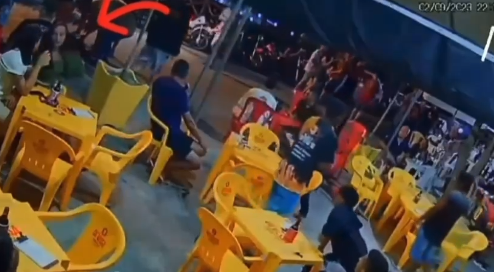 Jovem desmaia e morre na frente de bar em Tobias Barreto; VÍDEO