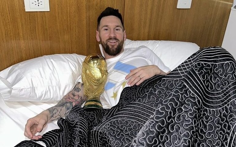 Messi publica foto dormindo ao lado da taça da Copa do Mundo: &#8216;Bom dia&#8217;
