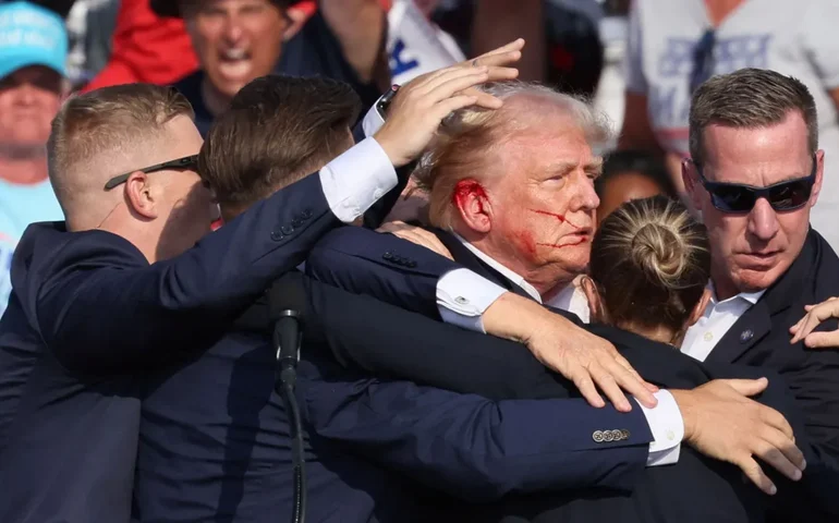 Foto de milhões: Site de Trump usa imagem de seu rosto ensanguentado para arrecadar fundos após atentado