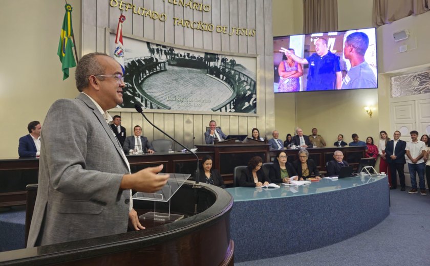 Claydson Moura, secretário de Saúde de Maceió, recebe Comenda Tavares Bastos da Assembleia Legislativa