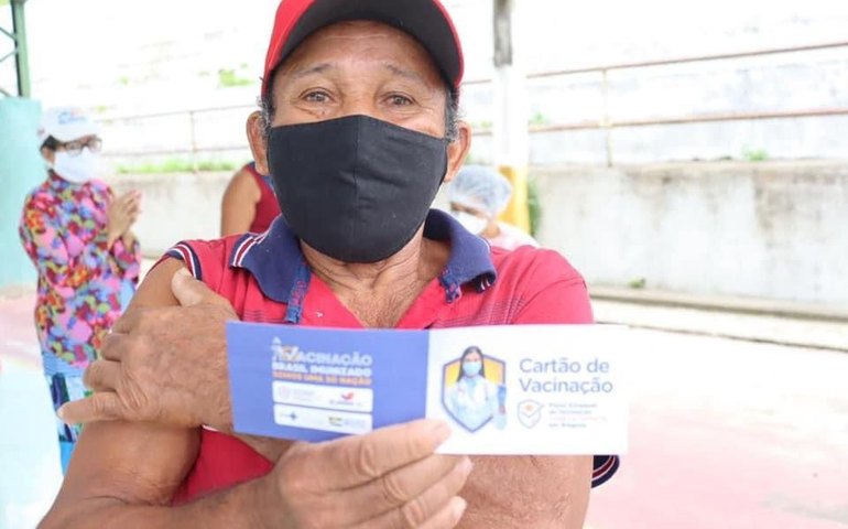 Saúde de Santana do Mundaú anuncia terceira dose de reforço contra a Covid-19 para idosos acima de 70 anos