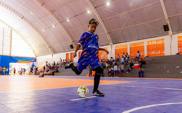 Manhã de esportes e interação, no Gigantão Vila Olímpica, reuniu alunos da rede municipal