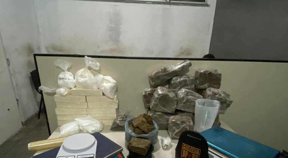 Homem tenta quebrar celular e acaba preso com mais de trinta quilos de drogas na Grande Aracaju