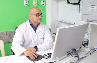 Mochila pesada pode comprometer a saúde de crianças e adolescentes, alerta ortopedista