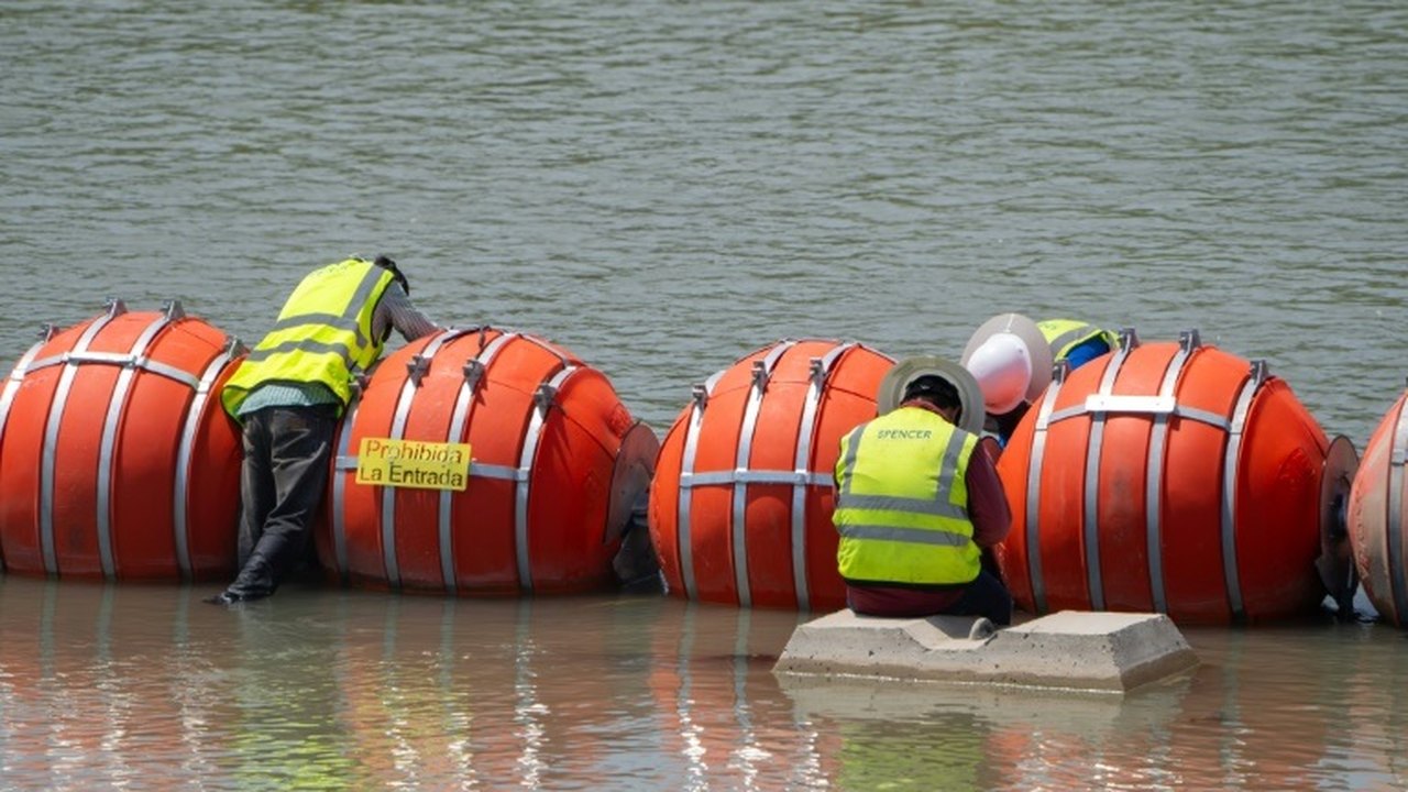 Tribunal federal dos EUA ordena que Texas remova boias antimigrantes