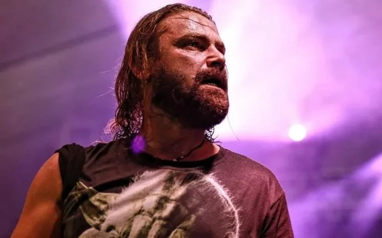 Vocalista da banda Uniclãs é preso após condenação por estupro em SC