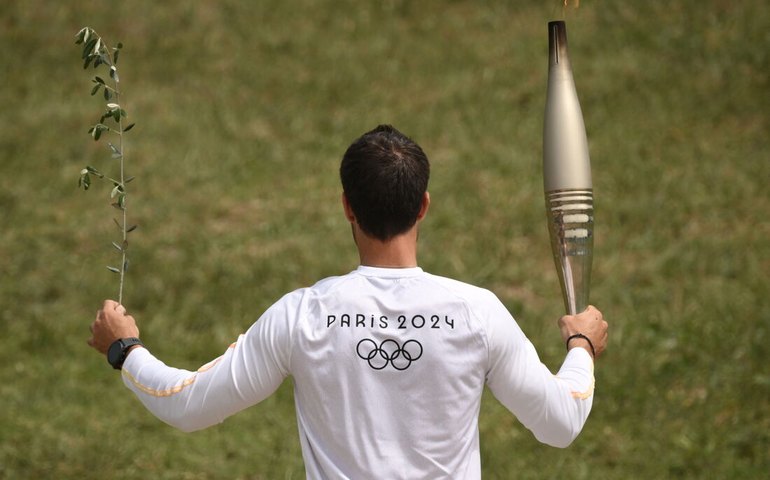 Chama olímpica de Paris é acesa em templo histórico da Grécia