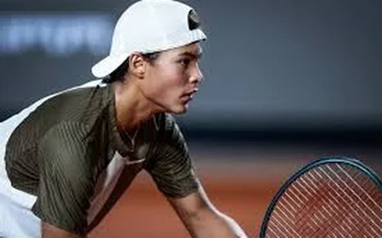 Guto Miguel vence duelo brasileiro com Leonardo Storck e faz final do juvenil de Roland Garros