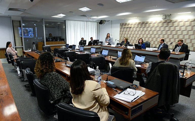 Arcabouço Fiscal: inclusão do Fundeb é criticada em audiência na CE