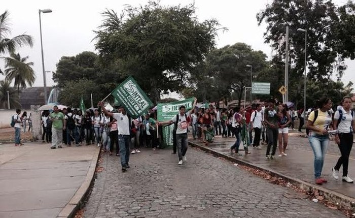 Profissionais da educação realizam protesto por reajuste salarial em AL