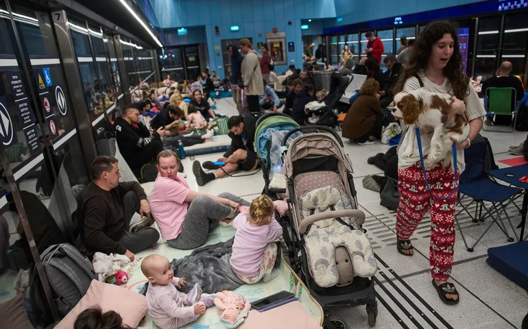 Em um ritual já conhecido, israelenses correm de um lado para o outro, buscando abrigos para escapar dos bombardeios de mísseis iranianos
